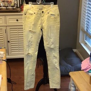 ☘️2/$10☘️Decree Distressed Yellow Skinny inseam 29”